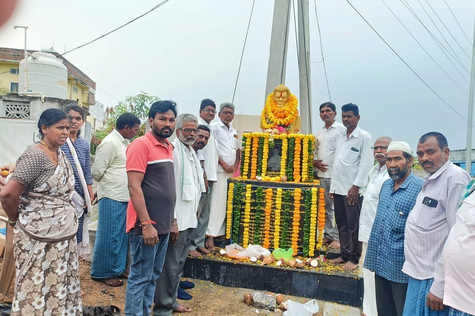 చెంజర్లలో సుదగోని రాజేష్ గౌడ్ విగ్రహానికి నివాళులర్పిస్తున్న గౌడ సంఘం నాయకులు