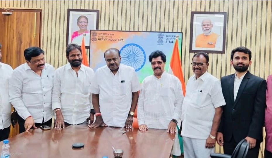 కేంద్ర మంత్రి హెచ్డీ కుమారస్వామిని కలుస్తున్న మాజీ మంత్రి వి శ్రీనివాస్ గౌడ్ మరియు ఇతర ప్రతినిధులు