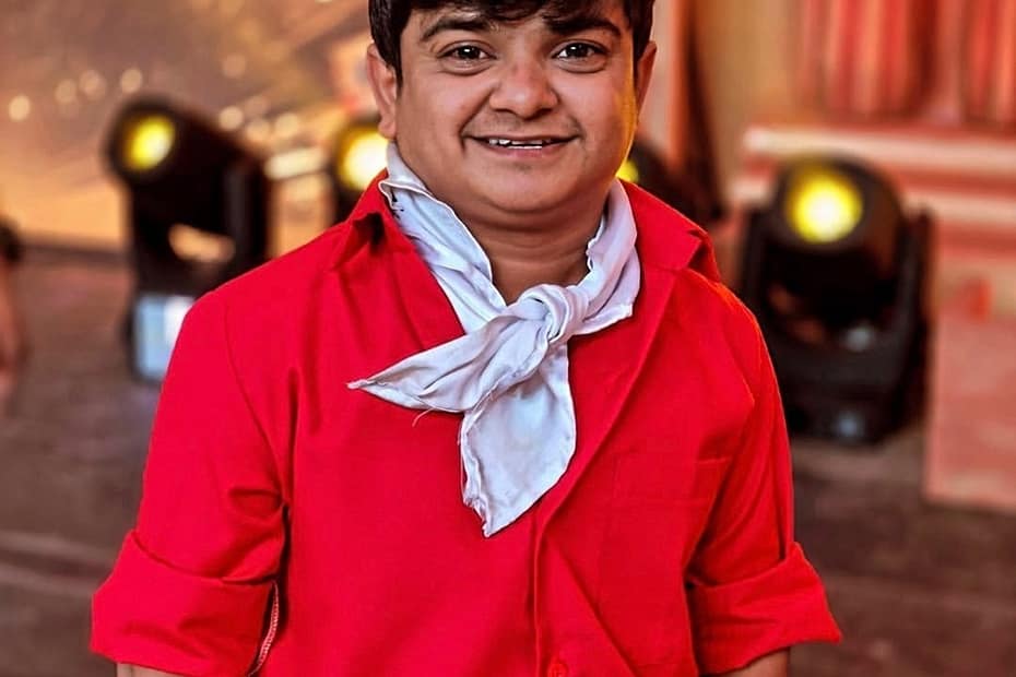 జబర్దస్త్ నరేష్ స్టేజ్పై నవ్వుతున్న ఫోటో – ఈవెంట్ ఫీజు, నెలకు 13 షోలు చేస్తున్నారని వెల్లడి