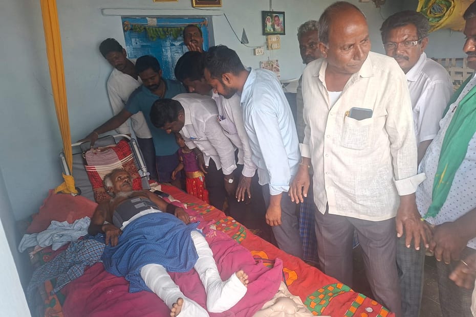 గాయపడిన గీతా కార్మికుడు భూపతి వెంకటయ్య గౌడ్ను పరామర్శిస్తున్న నేతలు.