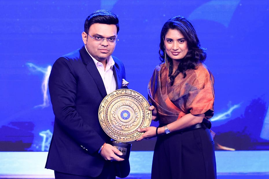 మిథాలీ రాజ్ BCCI లైఫ్టైమ్ అచీవ్మెంట్ అవార్డు అందుకుంటున్న దృశ్యం – నామన్ అవార్డ్స్ వేదికపై ప్లాక్తో పోజివ్ చేస్తున్నారు ముంబై