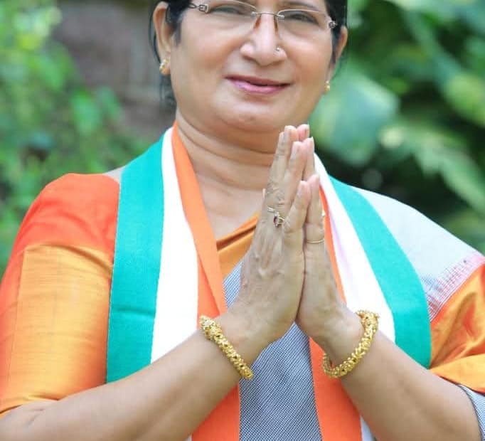 తెలంగాణ మహిళా కాంగ్రెస్ అధ్యక్షురాలు ఎర్రబెల్లి స్వర్ణ గారు నమస్కార ముద్రలో