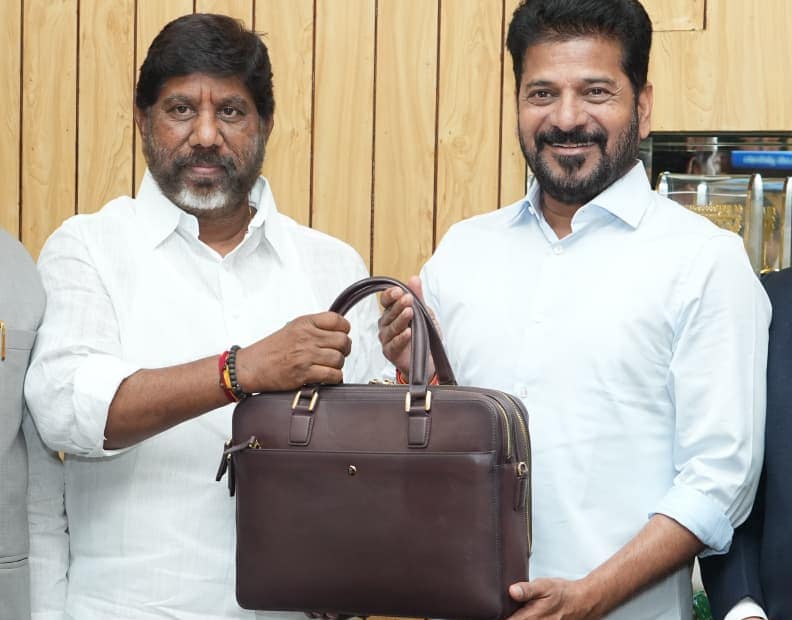 మల్లు భట్టి విక్రమార్క మరియు రేవంత్ రెడ్డి తెలంగాణ బడ్జెట్ 2026-27 బ్రీఫ్‌కేస్‌తో.