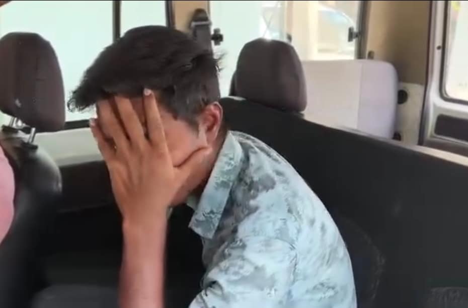 హైదరాబాద్ బస్సులో యువకుడు ముఖాన్ని మూసుకుని ఏడుస్తున్న దృశ్యం – HIV ఇంజెక్షన్ ఘటన వైరల్ వీడియో