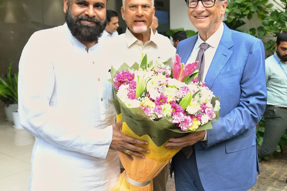 ఏపీ సచివాలయంలో ముఖ్యమంత్రి చంద్రబాబు నాయుడు, ఉప ముఖ్యమంత్రి పవన్ కళ్యాణ్ మరియు బిల్ గేట్స్ మధ్య జరిగిన ఉన్నత స్థాయి భేటీ.