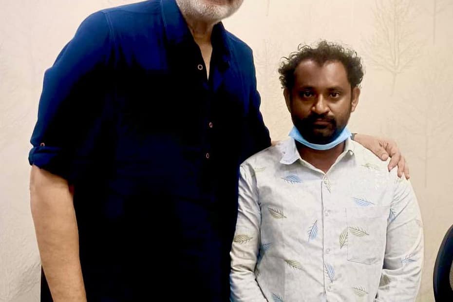 బాధిత చిరువ్యాపారి వలితో కలిసి ఉన్న ఎమ్మెల్సీ కొణిదెల నాగబాబు.