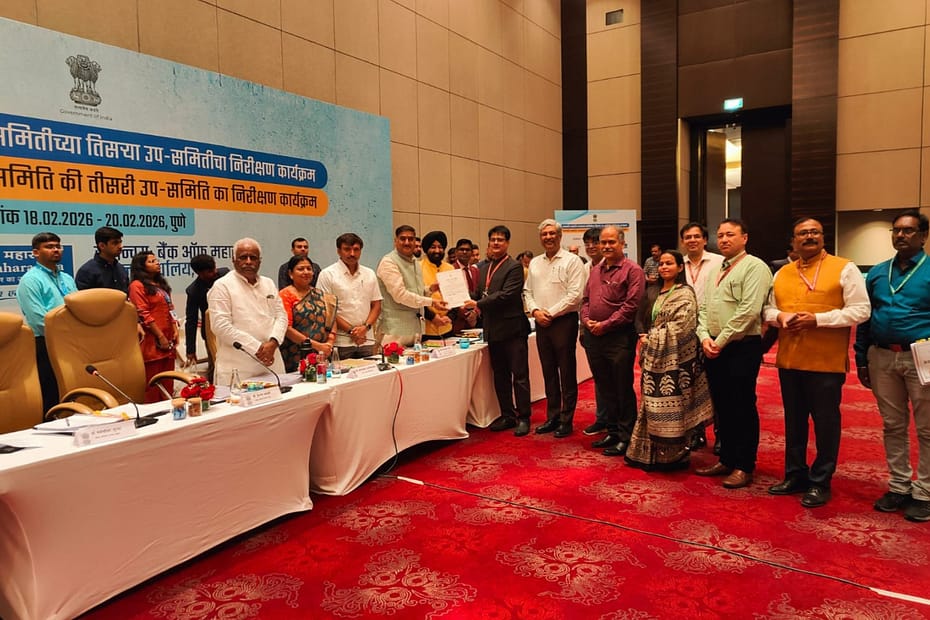 పుణెలో జరిగిన అధికార భాషా తనిఖీ కార్యక్రమంలో పార్లమెంటరీ కమిటీ సభ్యుల నుండి ప్రశంసా పత్రాన్ని అందుకుంటున్న ఈఎస్‌ఐసీ ఆసుపత్రి అధికారులు. వేదికపై కమిటీ కన్వీనర్ సతీష్ కుమార్ గౌతమ్ మరియు ఇతర ప్రముఖులు ఉన్నారు.