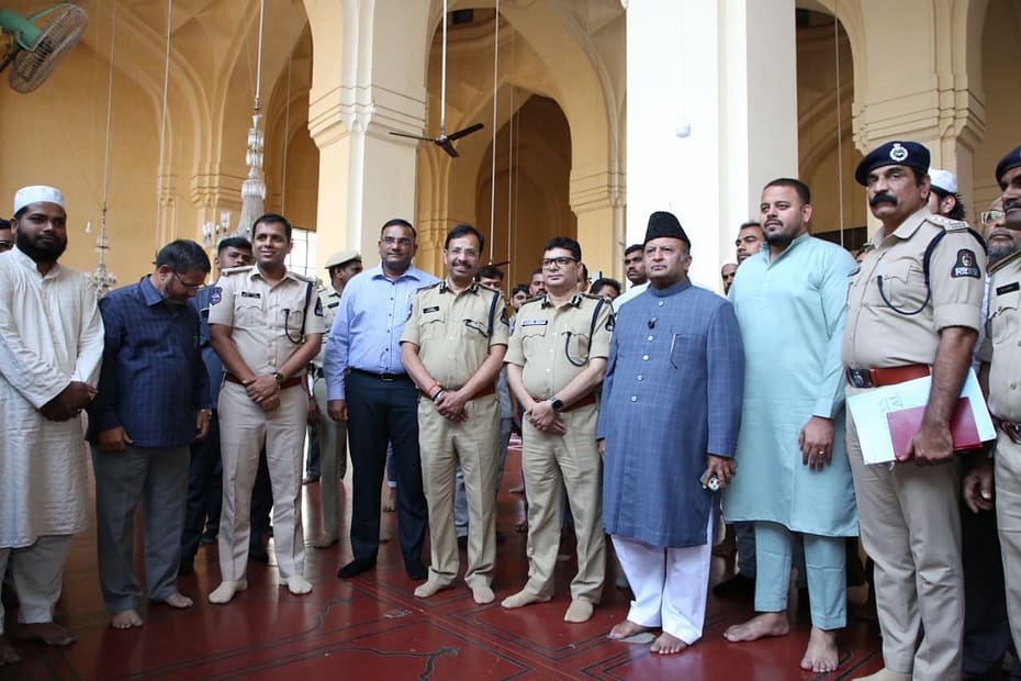 మక్కా మసీదులో భద్రతను పర్యవేక్షిస్తున్న హైదరాబాద్ పోలీస్ కమిషనర్ వి.సి. సజ్జనర్ మరియు ఎమ్మెల్యే మీర్ జుల్ఫీకర్ అలీ.