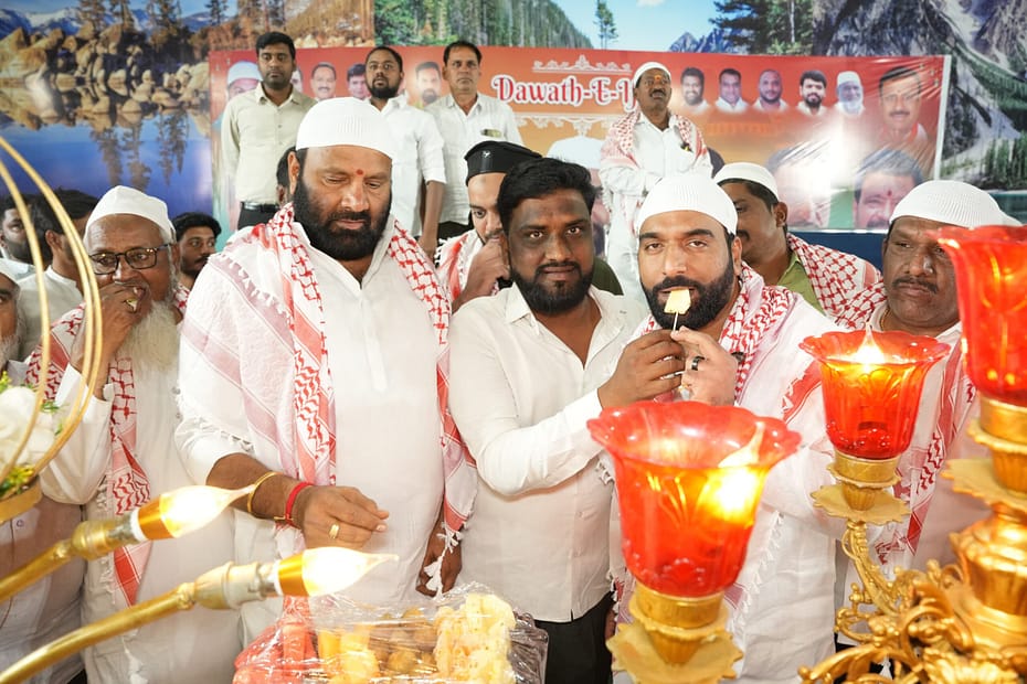 కుత్బుల్లాపూర్లో కూన శ్రీశైలం గౌడ్ పాల్గొన్న ఇఫ్తార్ విందు దృశ్యం