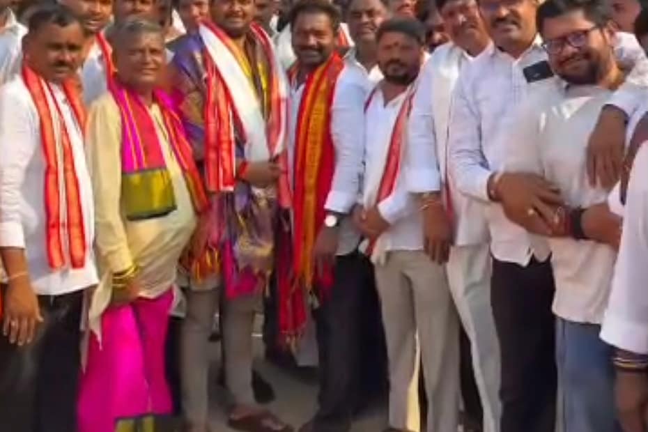 బొంతపల్లిలో ఎమ్మెల్యే మాగంటి నవీన్ యాదవ్ను సన్మానిస్తున్న కాట శ్రీనివాస్ గౌడ్