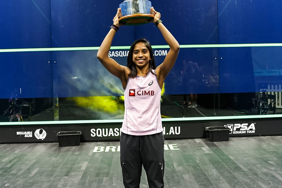 శివసంగరి సుబ్రమణ్యం ఆస్ట్రేలియన్ ఓపెన్ స్క్వాష్ 2026 ట్రోఫీ ఎత్తుకుని సెలబ్రేట్ చేస్తున్న ఫోటో – బ్రిస్బేన్ వేదికపై చాంపియన్ ఆటగాడు