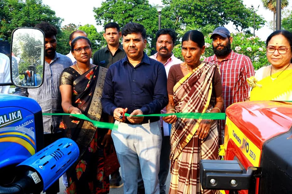 నల్గొండలో ఉద్యాన మిషన్ సబ్సిడీతో మినీ ట్రాక్టర్ల పంపిణీ – కలెక్టర్ బి. చంద్రశేఖర్ రిబ్బన్ కట్