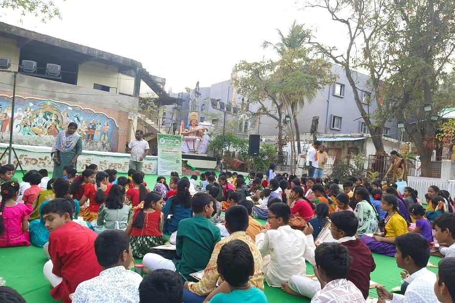 సనత్ నగర్ హనుమాన్ దేవాలయంలో రామనామం రాస్తున్న చిన్నారులు