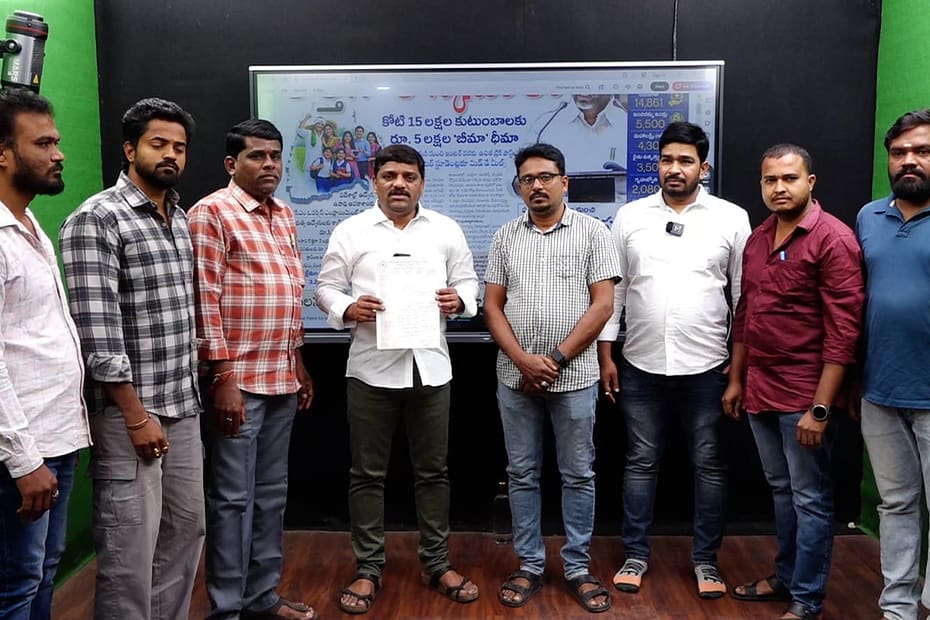 MLC తీన్మార్ మల్లన్నకు వినతిపత్రం అందజేస్తున్న నాయి బ్రాహ్మణ సంఘం నాయకులు.