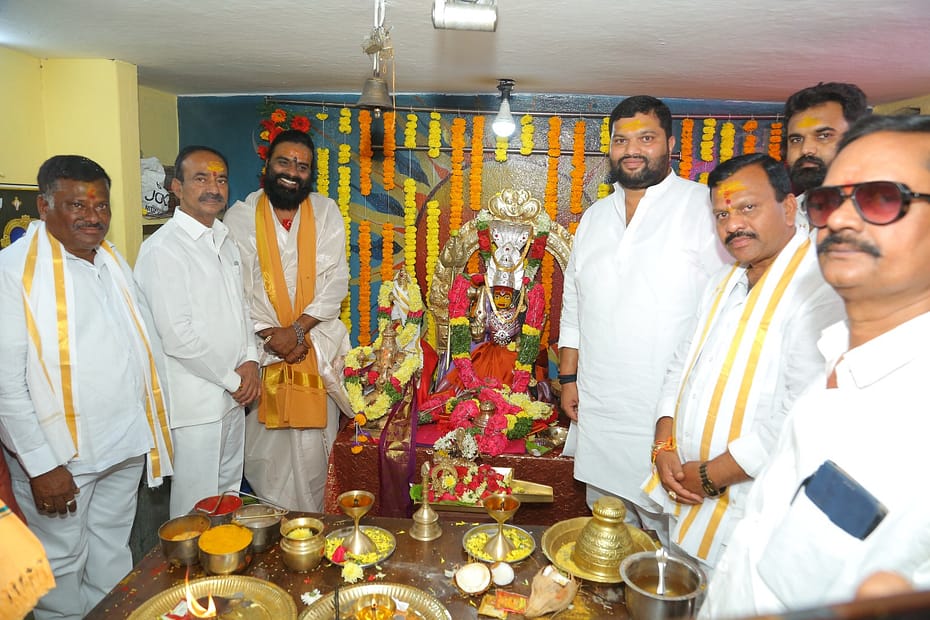 జీడిమెట్ల దేవాలయంలో పూజలు చేస్తున్న ఎంపీ ఈటల రాజేందర్