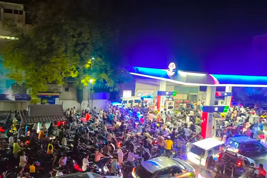 Heavy crowd and long queues at Hyderabad petrol pumps due to war rumors
