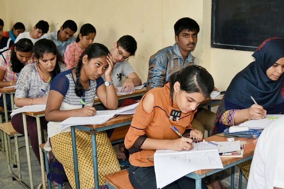 పరీక్ష రాస్తున్న పదో తరగతి విద్యార్థులు