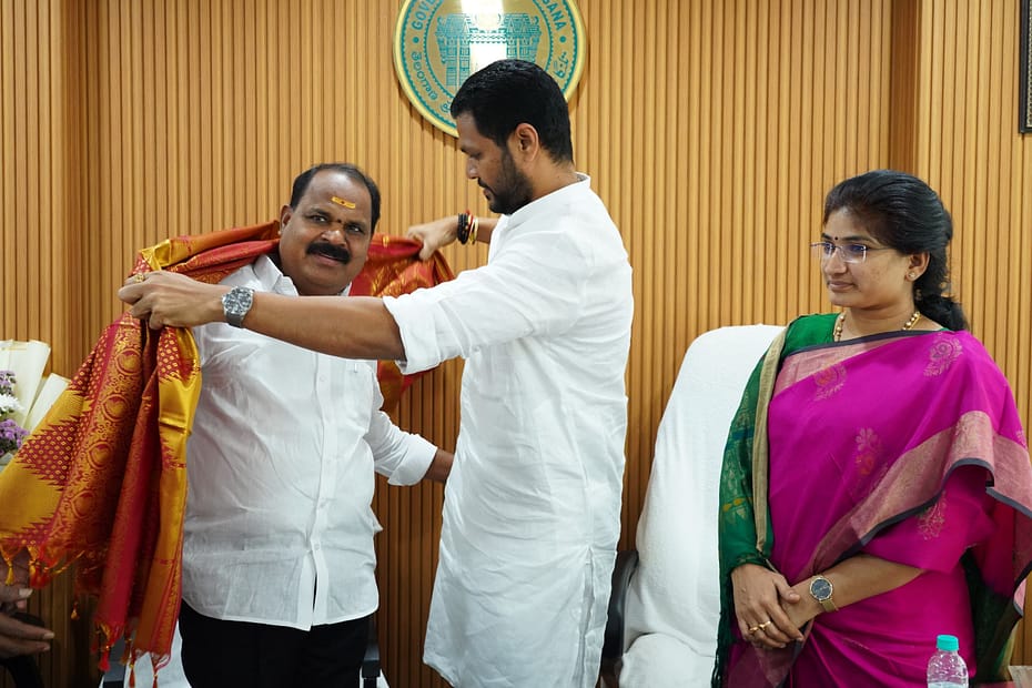 ఓబీసీ డిపార్ట్మెంట్ చైర్మన్ వీర్లపల్లి శంకర్ గారిని నూతి శ్రీకాంత్ గౌడ్ అభినందిస్తున్న ఫోటో