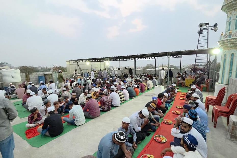 మల్లంపేట్లో ఇఫ్తార్ విందులో పాల్గొన్న శంభీపూర్ క్రిష్ణ మరియు నాయకులు